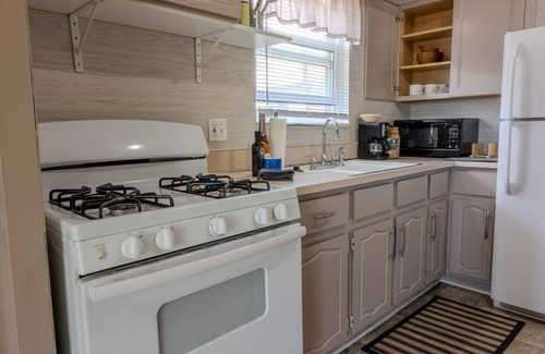 Wyandotte House | Modern River Retreat Near Airport, Hospitals, Corporations