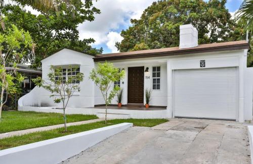 Buena Vista House | Modern Rock Themed House W Hot Tub Huge Yard