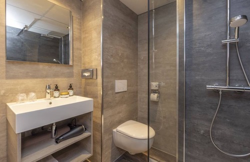 Municipality of Hellendoorn Hotel | Modern Room Perfect for Family Nature Trips Near Speelbos Nijverdal