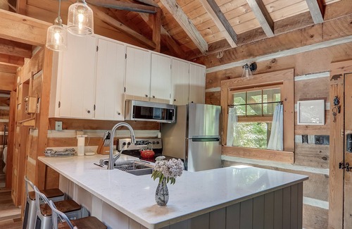 Cataloochee Ranch Cabin | Modern, Rustic Log Cabin. Secluded, Close to Cataloochee. Fast WiFi!