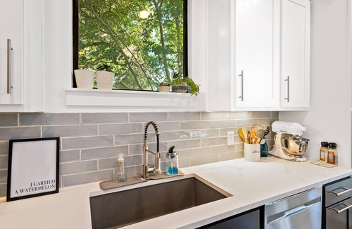 East MLK House | Modern sanctuary with pool, firepit & BBQ! Perfect for remote work & families!