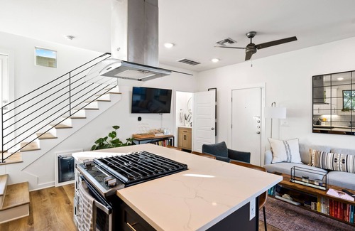 East MLK House | Modern sanctuary with pool, firepit & BBQ! Perfect for remote work & families!