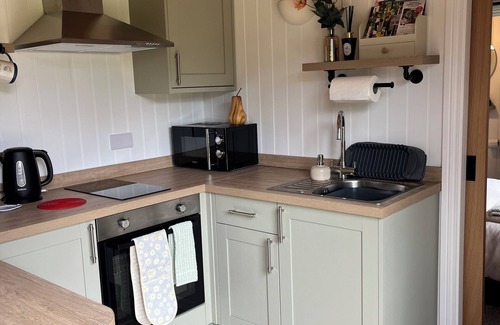 Three Legged Cross Cabin | Modern Shepherds Hut in Dorset, near New Forest & Beaches, Dog friendly