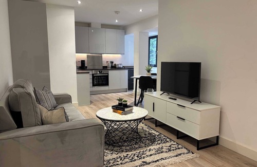 Barnt Green Apartment | Modern Solihull Studio Apartment with Free Parking & Kitchen