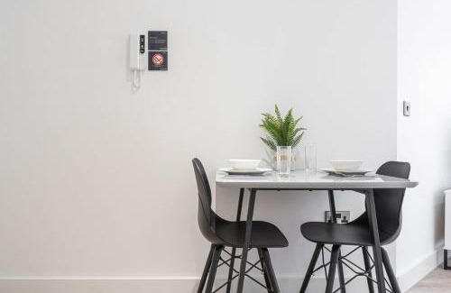 Barnt Green Apartment | Modern Solihull Studio Apartment with Free Parking & Kitchen