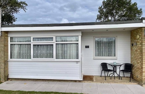 Great Yarmouth Ski Chalet | Modern South Facing Chalet , 5 Minutes From the Beach. Sleeps 5