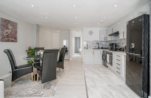 Abbey Apartment | Modern South Wimbledon Stay