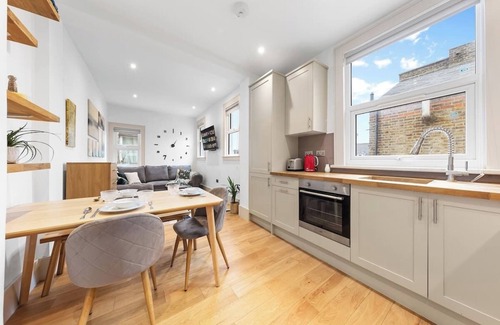 Mortlake Apartment | Modern Spacious 1 Bed Flat near Richmond Park and River Thames