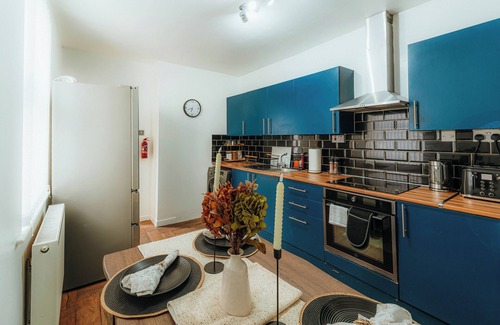 Bootle House | Modern Spacious 4 Bed- Sleeps 7