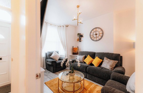 Bootle House | Modern Spacious 4 Bed- Sleeps 7