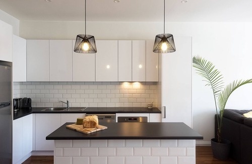 Launceston CBD Apartment | Modern Spacious Apartment across from City Park and the monkeys + free parking!