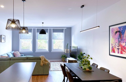 Launceston CBD Apartment | Modern Spacious Apartment across from City Park and the monkeys + free parking!