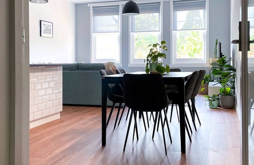 Launceston CBD Apartment | Modern Spacious Apartment across from City Park and the monkeys + free parking!