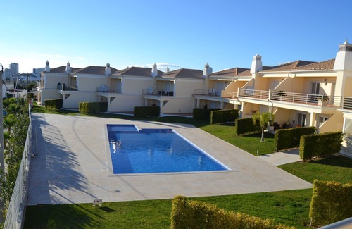 Branqueira House | Modern, spacious, centrally located three bedroom house with large pool and garden