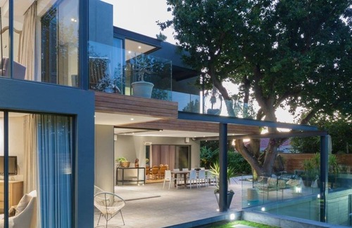 Fresnaye Villa | Modern Spacious Family Urban Oasis Villa