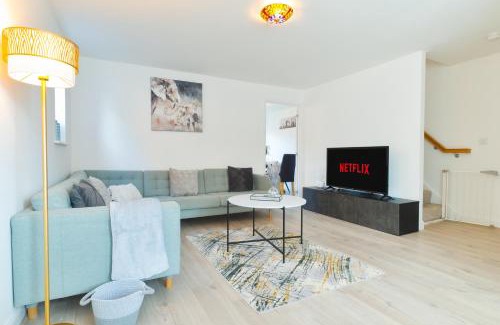 Broad Oak House | Modern Spacious House with Free Parking & Garden - Sleeps 6 - Perfect for Contractors & Families