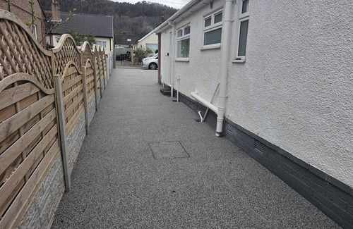 Rhyd-y-foel Cottage | Modern, Spacious Walking Distance to Castle & Town