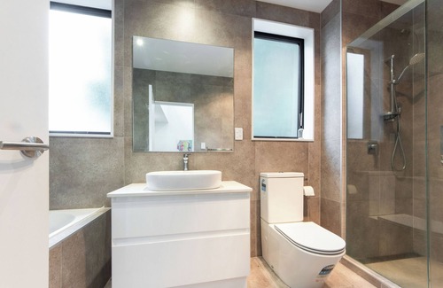 Mount Wellington House | Modern Stay: Near Sylvia Park
