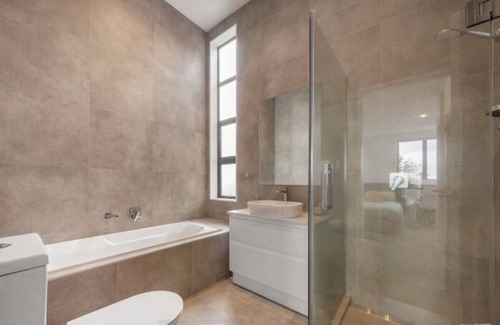 Mount Wellington House | Modern Stay: Near Sylvia Park