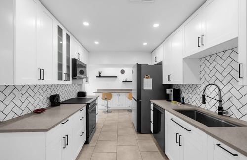 Florida Center House | Modern Stay