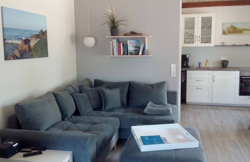 Quarnbek Apartment | Modern studio apartment under thatch