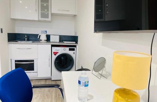 Kenilworth Apartment | MODERN STUDIO APARTMENT, PRIVATE- DRIVEWAY PARKiNG