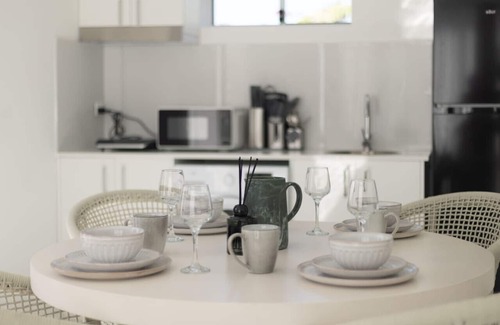Sunnybank House | Modern Studio Retreat in Heart of Sunnybank