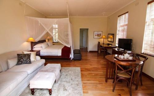 Harare Apartment | Modern studio set an expansive garden - 2253
