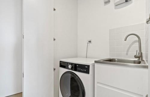 North Fremantle Apartment | Modern Studio with Rooftop and BBQ Access