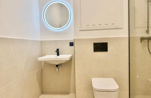 Grinzing Apartment | Modern Stylish Apartment with Garden & Free Parking