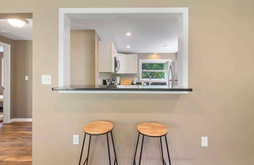 Port Crane Apartment | Modern Suite | Near BU, Hospitals & Downtown | NY