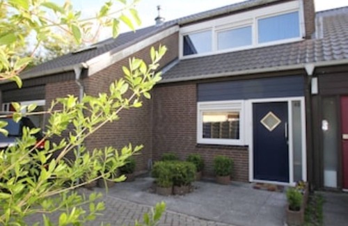 Bruinisse House | Modern, sunny FH by the sea family-friendly top-renovated 7.-14.9.25 Last min.