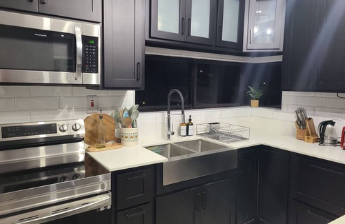 Camperdown Apartment | Modern Sunset Oasis - 2BD Apt w/Pool & Views, 5 Min to Dining & Shopping