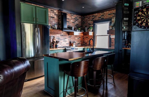 Hough House | Modern Swanky Baseball Home, King Beds, Hot Tub, BBQ Grill, 5 min to Cle Clinic