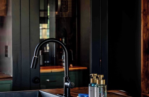 Hough House | Modern Swanky Baseball Home, King Beds, Hot Tub, BBQ Grill, 5 min to Cle Clinic