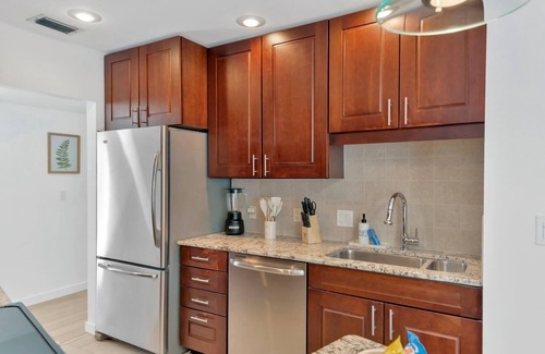 Bearss Plaza House | Modern Tampa Hideaway 10 min Downtown Tampa Ybor city