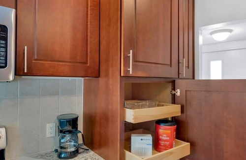 Bearss Plaza House | Modern Tampa Hideaway 10 min Downtown Tampa Ybor city