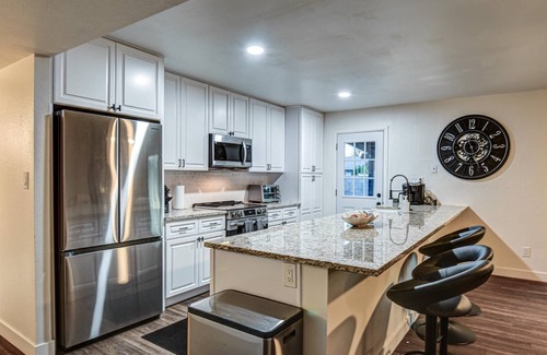 Tempe House | Modern Tempe Oasis |Minutes to ASU & Scottsdale |Private Heated Pool |Covered Patio |King Bed