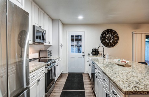 Tempe House | Modern Tempe Oasis |Minutes to ASU & Scottsdale |Private Heated Pool |Covered Patio |King Bed
