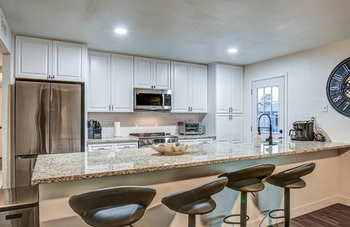 Tempe House | Modern Tempe Oasis |Minutes to ASU & Scottsdale |Private Heated Pool |Covered Patio |King Bed