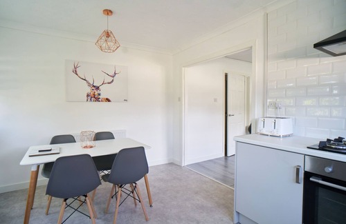 Coatbridge Apartment | Modern Three Bedroom Retreat in South Lanarkshire
