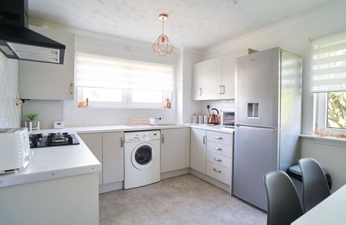 Coatbridge Apartment | Modern Three Bedroom Retreat in South Lanarkshire