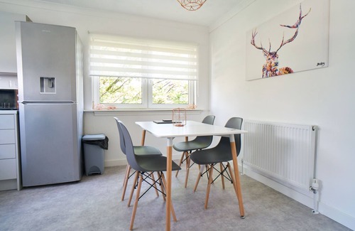 Coatbridge Apartment | Modern Three Bedroom Retreat in South Lanarkshire