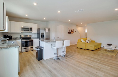 Cartersville House | Modern Townhome w/Patio 7 Mi to Dtwn Cartersville