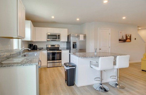 Cartersville House | Modern Townhome w/Patio 7 Mi to Dtwn Cartersville