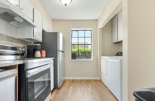 Longview House | Modern Townhome with King Bed & Office