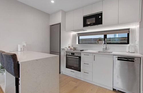 Papatoetoe House | Modern Townhouse close to Airport and Hospital