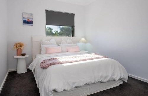 Christies Beach House | Modern Townhouse, Close to beach