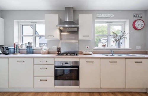 Mabe House | Modern Townhouse in Penryn with Private Parking