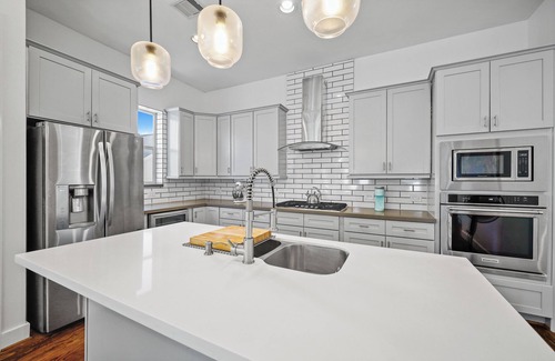 Washington Ave./ Memorial Park House | Modern townhouse retreat nestled near Statesmanship Park in vibrant Houston, TX!
